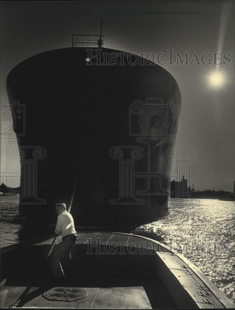 1987 Press Photo Larry Tomah, Deckhand, on Tugboat - mjc27770 - Historic Images