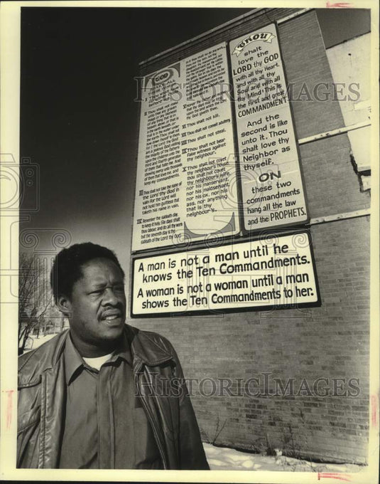 1981 Press Photo LeRoy Martin Outside Martin's Lounge with Ten Commandments - Historic Images