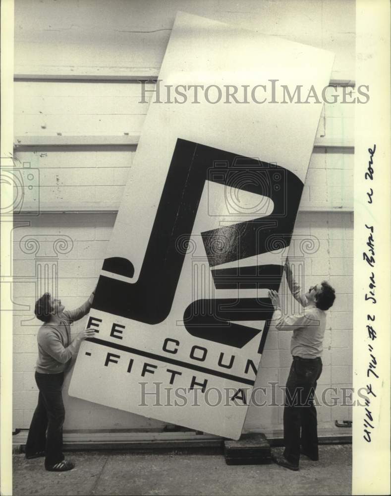 1982 Press Photo Douglas Karaffa and John Koehler Install Sign, Wisconsin - Historic Images