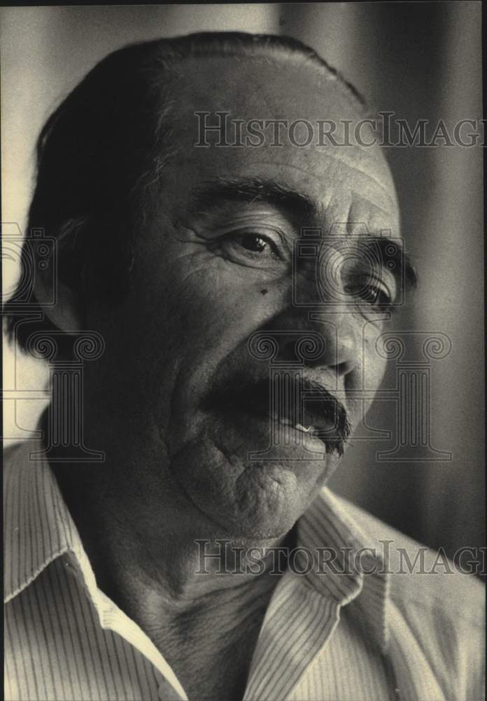 1987 Press Photo Eustacio Medina, Migrants for Krier Presswing Company - Historic Images