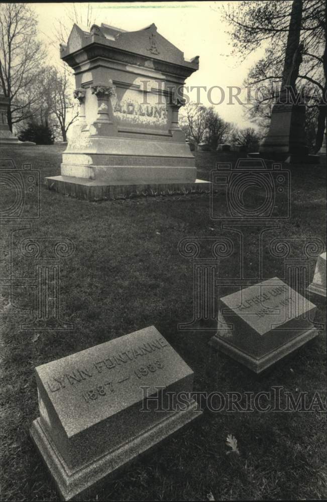 1988 Press Photo Headstones of actors Alfred Lunt and Lynn Fontanne - mjc27818 - Historic Images