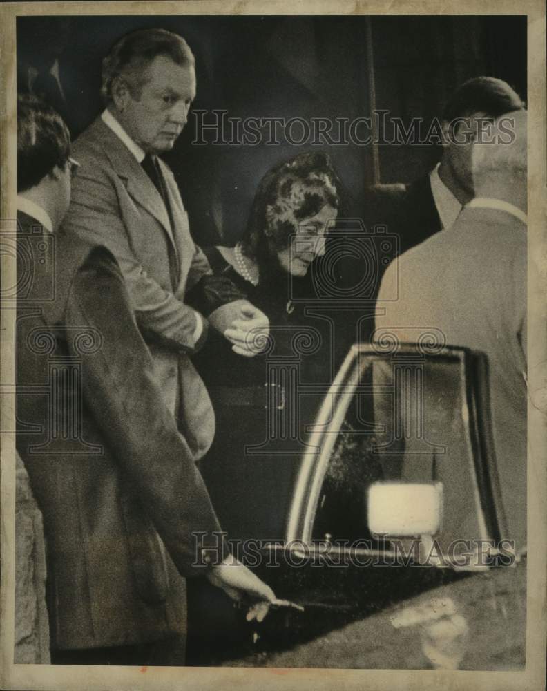 1977 Press Photo Actres Lynn Fontanne leaves funeral of her husband, Alfred Lunt - Historic Images