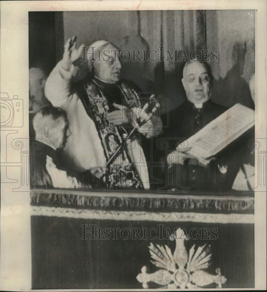 1958, Pope John XXIII reads to crowd in Saint Peter's Square - Historic Images
