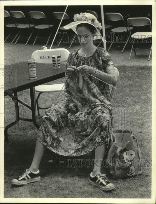 1977 Press Photo Geraldine Chaplin relaxing on "A Wedding" movie set, Illinois - Historic Images