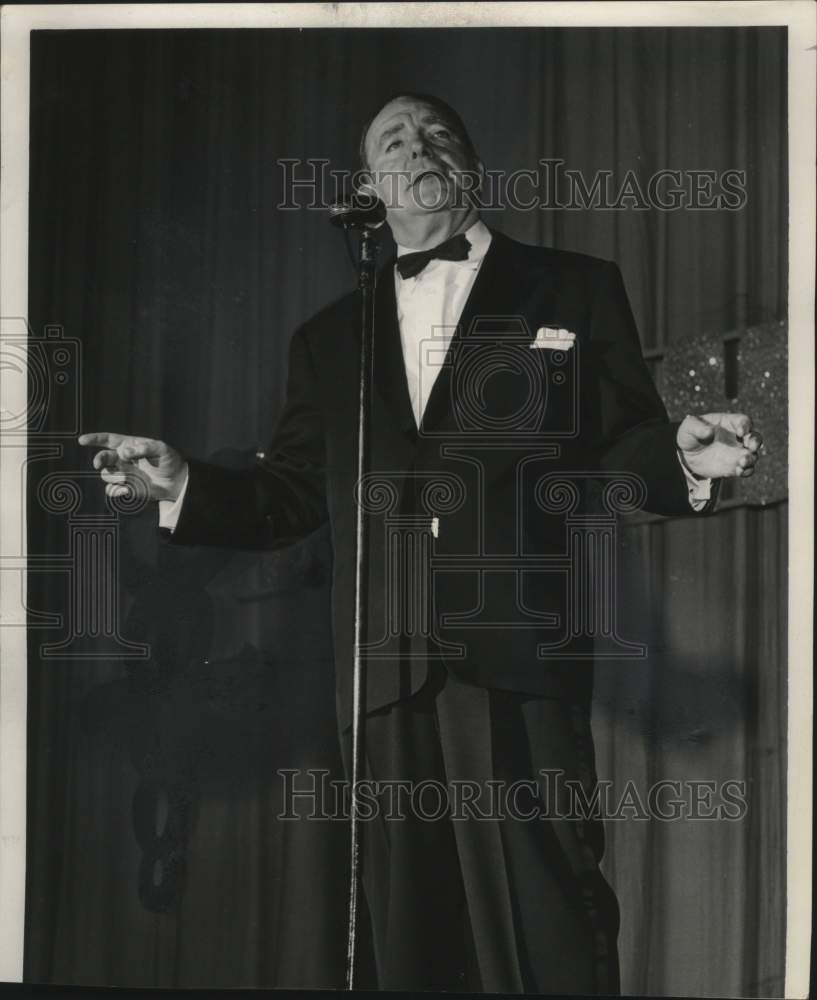 1954 Press Photo Pat O&#39;Brien at Benefit Show in Milwaukee, Wisconsin - mjc27847 - Historic Images