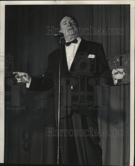 1954 Press Photo Pat O'Brien at Benefit Show in Milwaukee, Wisconsin - mjc27847 - Historic Images