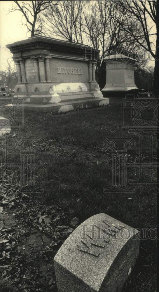 1988 Press Photo Gravesite of Alfred Lunt and Lynn Fontanne, Milwaukee - Historic Images