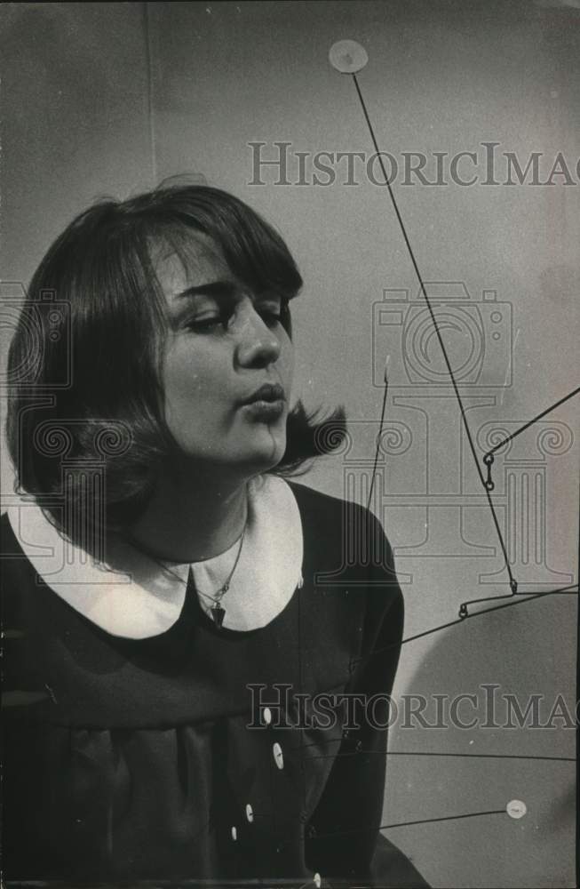 1965 Press Photo Karen Edquist looking at "Snowflake" by Alexander Calder- Historic Images