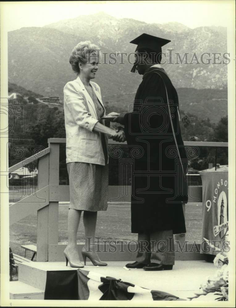 1985 Press Photo Elizabeth Montgomery in &quot;Between the Darkness and the Dawn&quot; - Historic Images