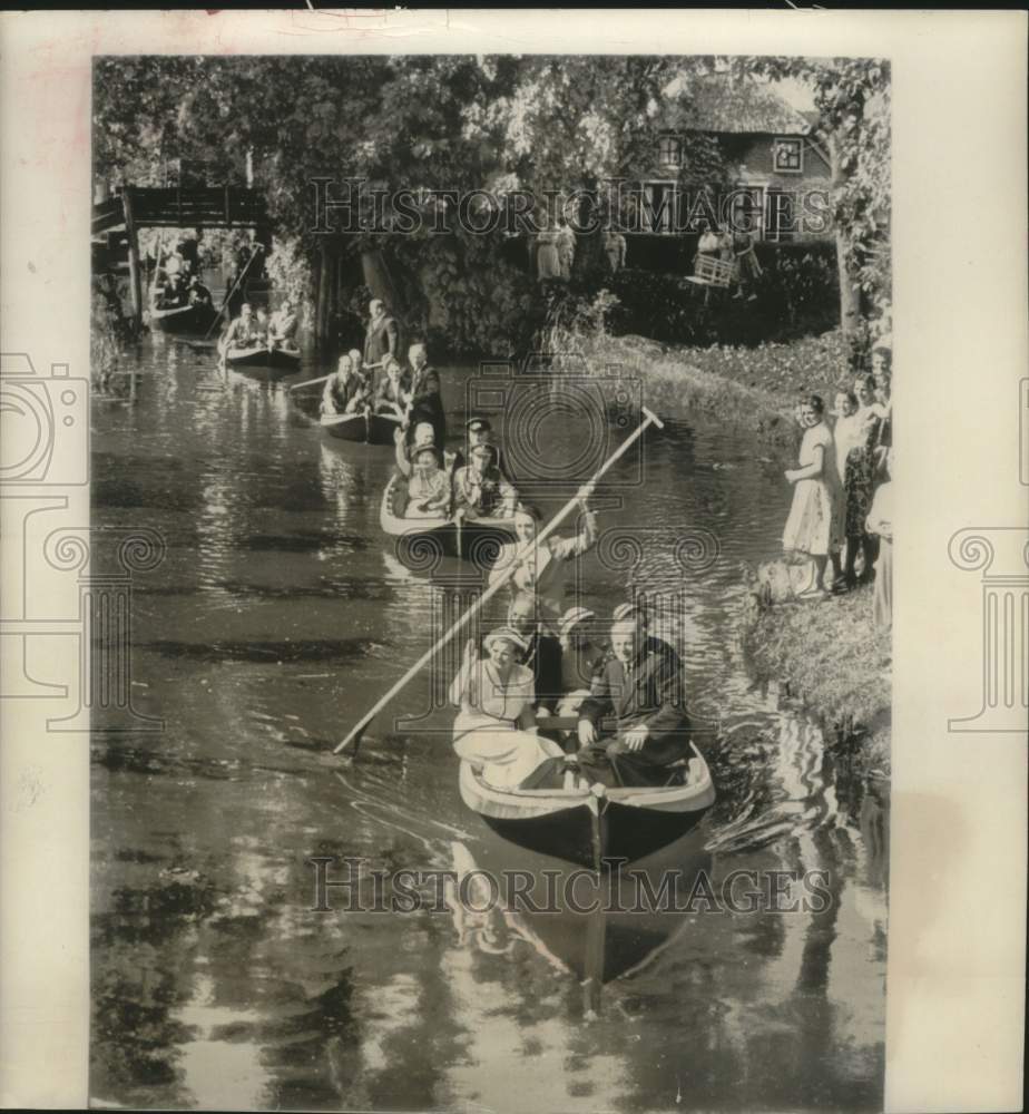 1953 Press Photo Queen Juliana of the Netherlands &amp; others on Giethoorn Canal - Historic Images