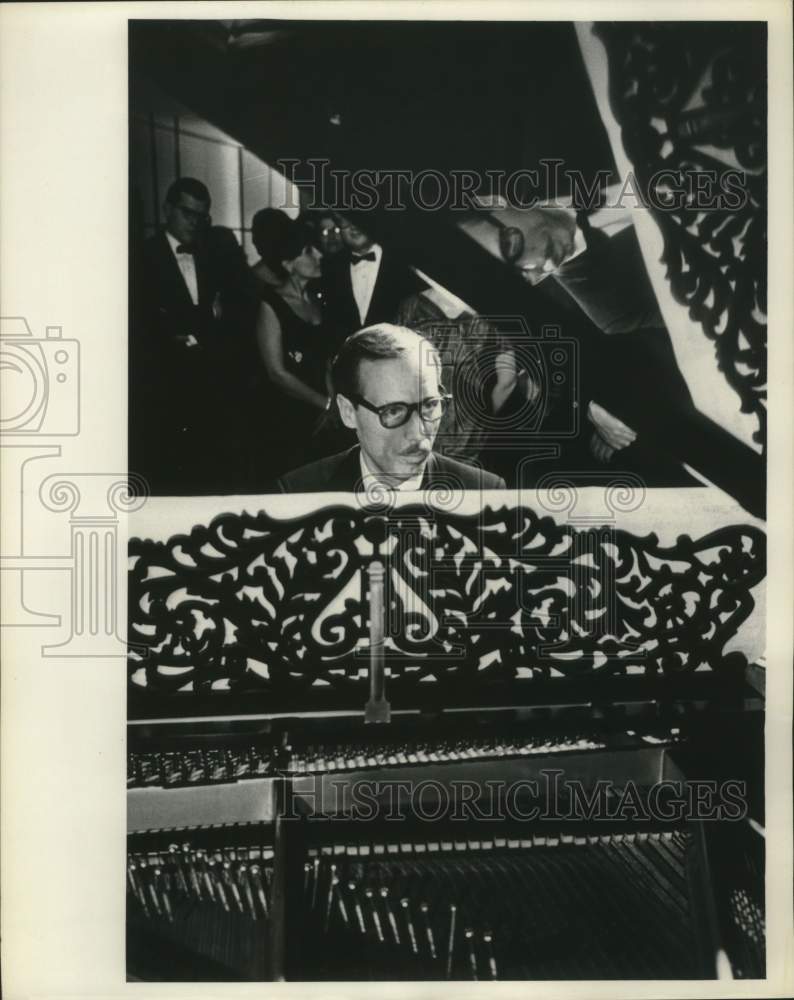 1965 Press Photo Pianist Eric Jensen at Alexander Calder exhibit, Milwaukee-Historic Images