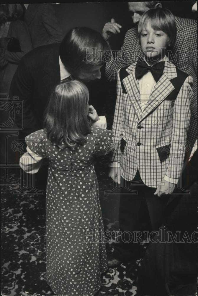 1975 Press Photo Lieutenant Governor Martin Schreider and Kids, Wisconsin - Historic Images