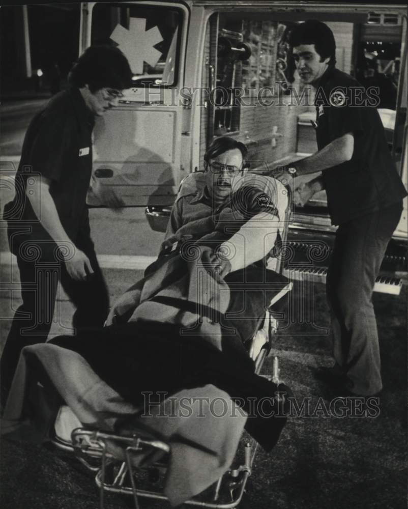 1980 Press Photo A injured policeman taken away in an ambulance - mjc27907 - Historic Images