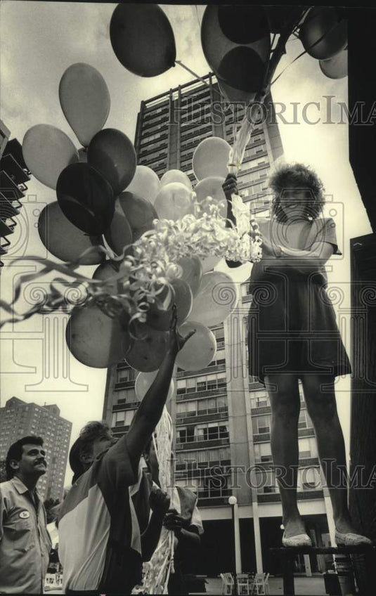 1991 Press Photo Carrie Hyra & Tracy Kotecki assistant manager of Juneau Village - Historic Images