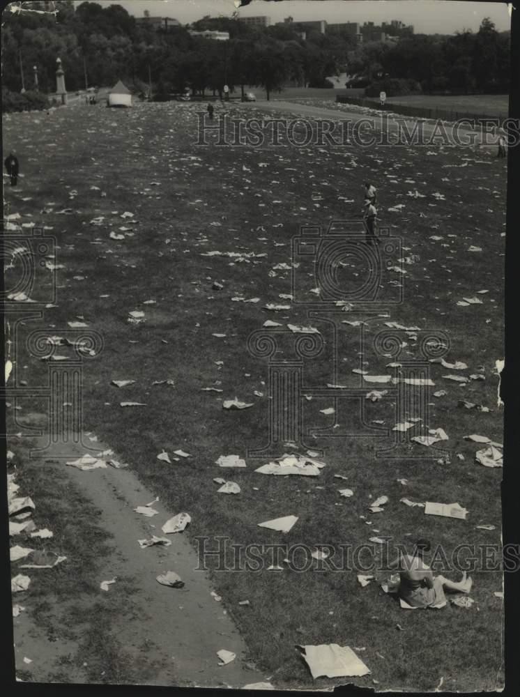 1955, Litter at Juneau Park, Milwaukee, Wisconsin - mjc27913 - Historic Images