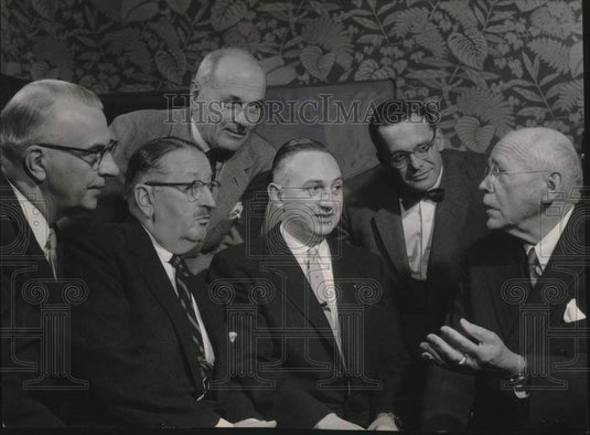 1955 Press Photo H.V. Kaltenborn and members of Better Business Bureau Milwaukee - Historic Images