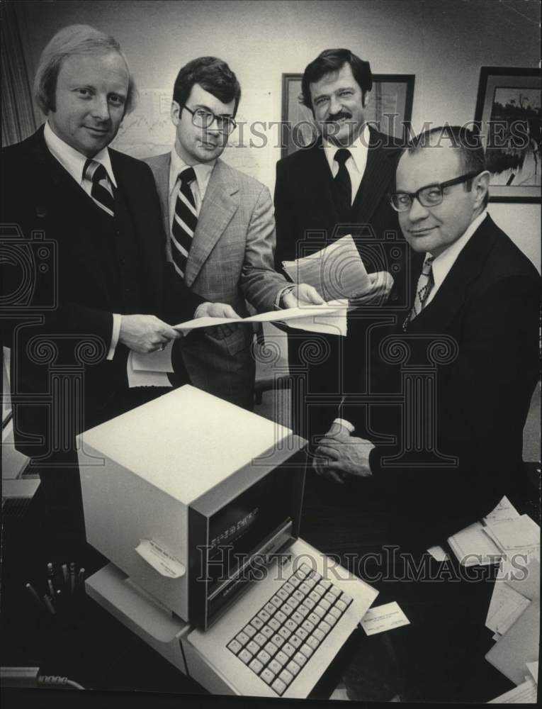 1979 Press Photo Thomas A. Nell and members of Milwuakee Bond Club - mjc27919 - Historic Images