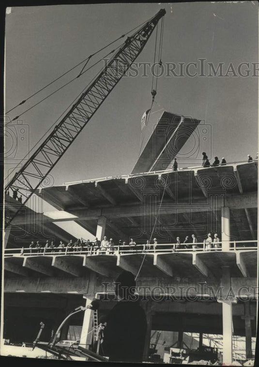 1973 Press Photo Mayor Maier watches Convention Center construction Milwaukee - Historic Images