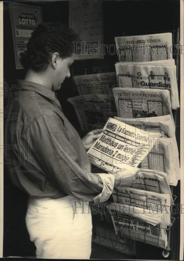 1988 Press Photo Sports fan reading Italian-Language paper New York - mjc27921 - Historic Images