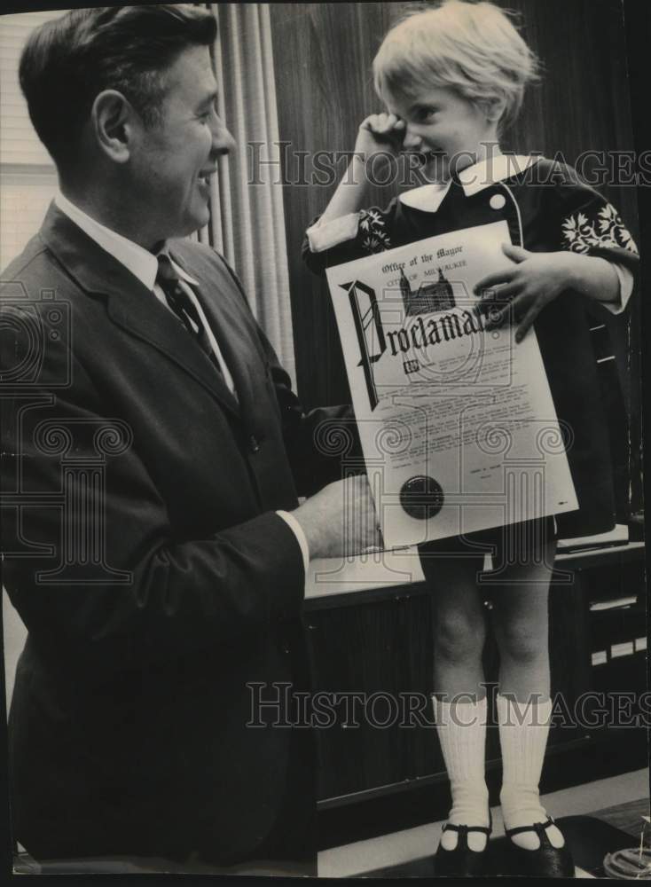 1965 Press Photo Kelly Glynn, cystic fibrosis poster girl, with Mayor, Milwaukee - Historic Images