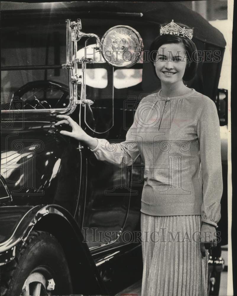1966 Press Photo 1967 Miss America next to antique car at auto show, Milwaukee - Historic Images