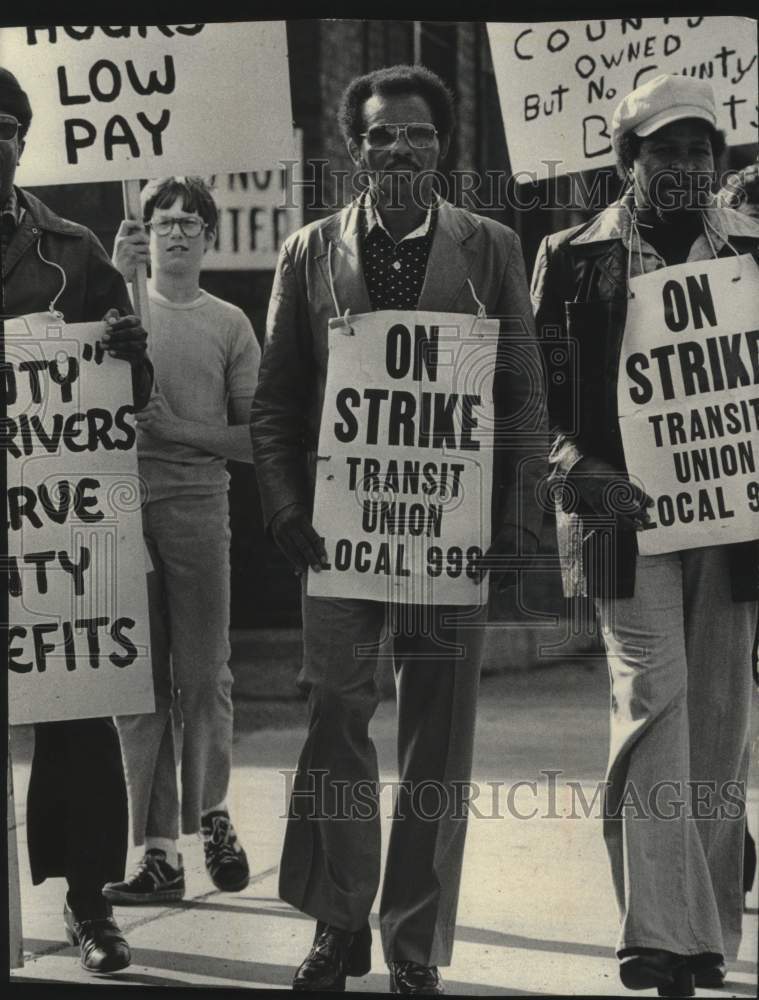 1978 Press Photo Earl Shaw &amp; others at Milwaukee bus driver strike - mjc27983 - Historic Images