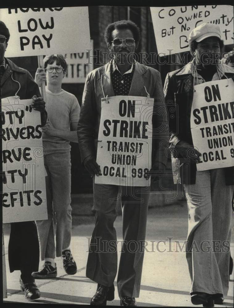 1978 Press Photo Earl Shaw & others at Milwaukee bus driver strike - mjc27983 - Historic Images