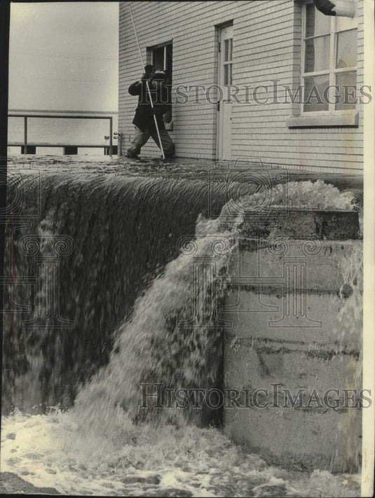 1976 Press Photo Storm overflow at South Shore Sewage Treatment plant, Wisconsin - Historic Images