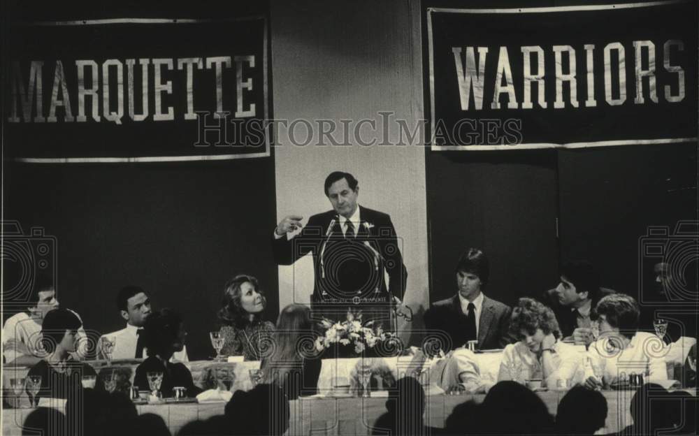 1983 Press Photo Coach Hank Raymonds of Marquette University at Hyatt Regency - Historic Images