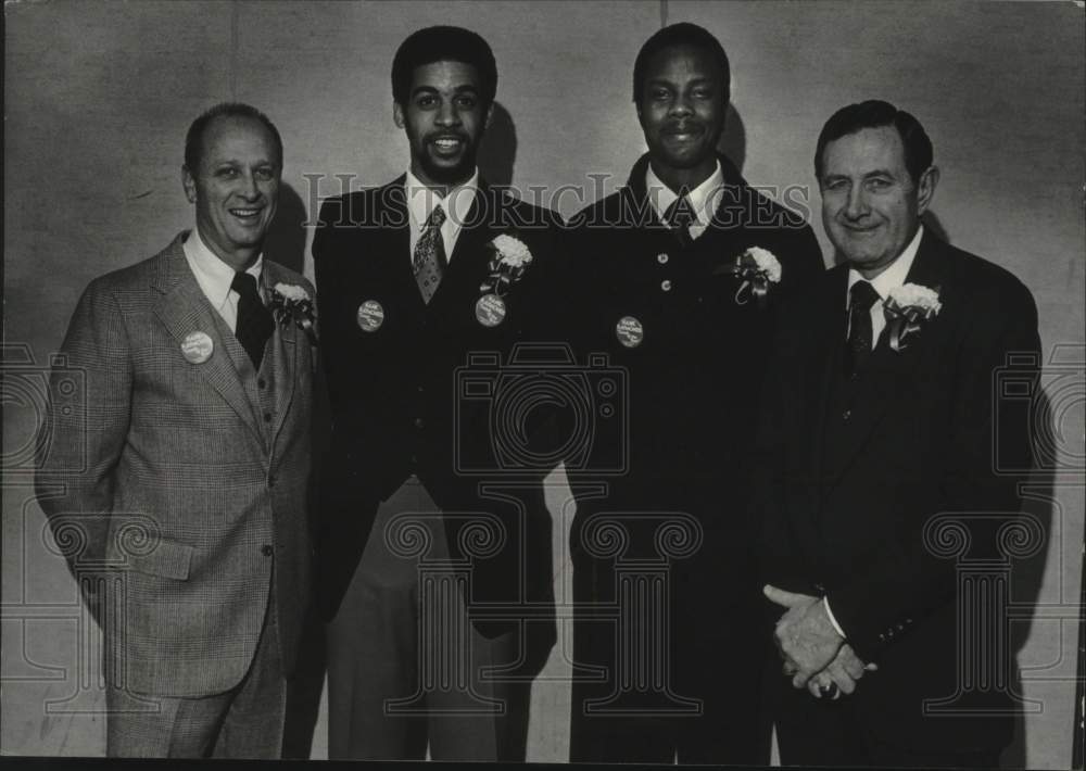 1979 Press Photo Coach Hank Raymonds and others at Marquette Basketball Awards - Historic Images