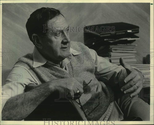 1984 Press Photo Hank Raymonds, Marquette University's athletic director - Historic Images