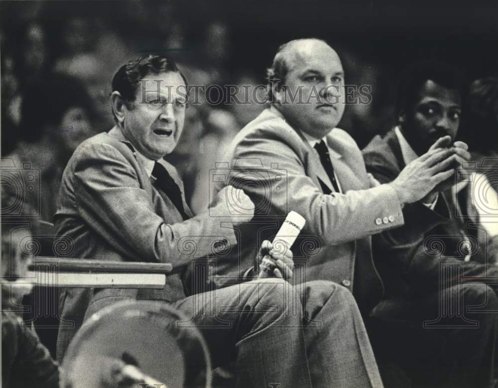 1981 Press Photo Hank Raymonds and Rick Majerus watch Marquette Warriors - Historic Images