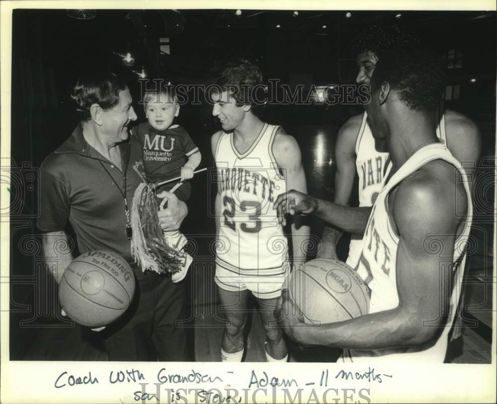 1982 Press Photo Marquette Warrior basketball coach Hank Raymonds and others - Historic Images
