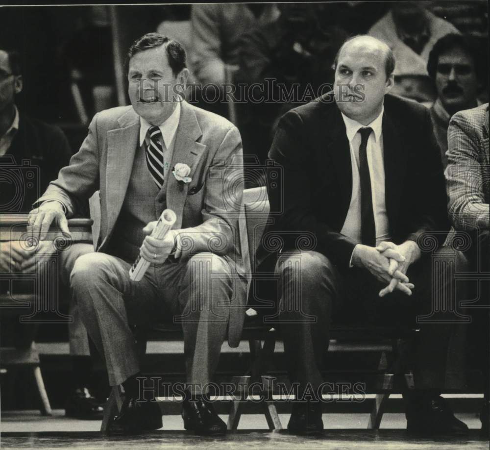 1982 Press Photo Marquette Warriors coach Hank Raymonds & other at the Arena - Historic Images