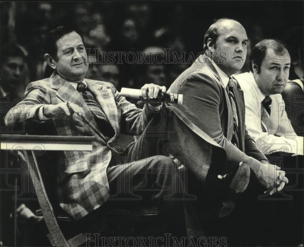 1979 Press Photo Marquette University basketball coach Hank Raymonds and others - Historic Images