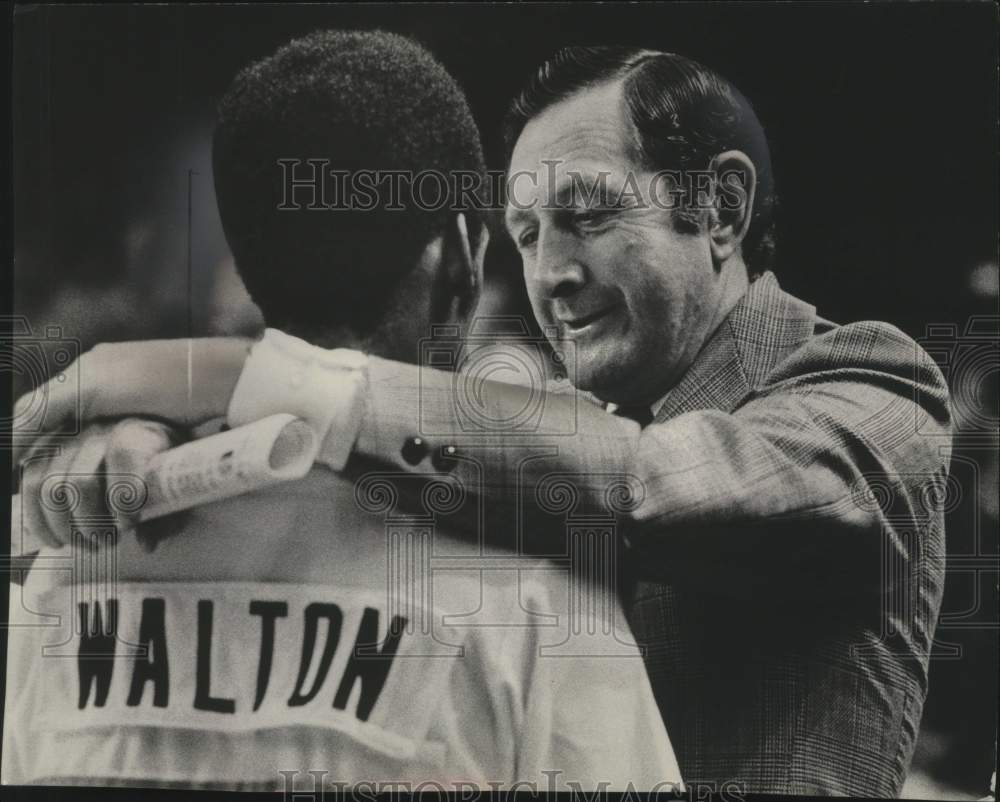 1975 Press Photo Hank Raymonds confers with star pupil Lloyd Walton - mjc28017 - Historic Images