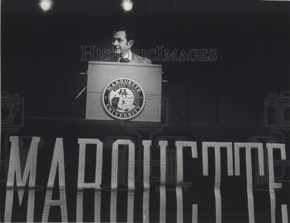 1977 Press Photo Marquette University basketball coach Hank Raymonds at lecture - Historic Images