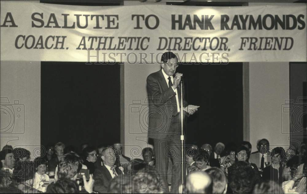 1987 Press Photo Coack Hank Raymonds at a dinner in his honor at The Hyatt - Historic Images