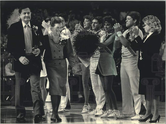 1987 Press Photo Hank Raymonds & his wife Jinny received applause - mjc28020 - Historic Images