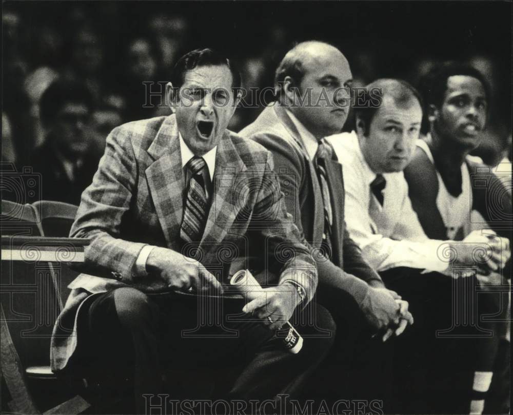 1979 Press Photo Marquette University basketball coach Hank Raymonds &amp; others - Historic Images