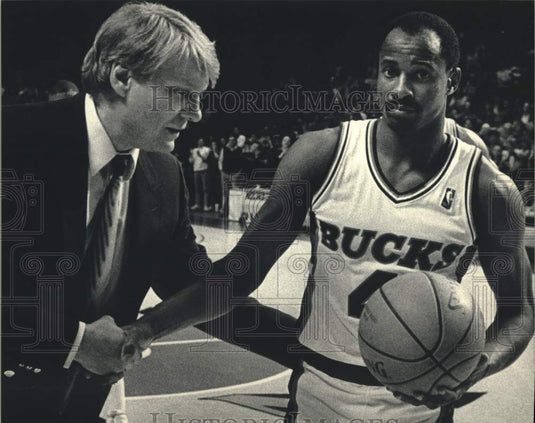 1987 Press Photo Milwaukee Bucks Sidney Moncrief receiving the game ball - Historic Images