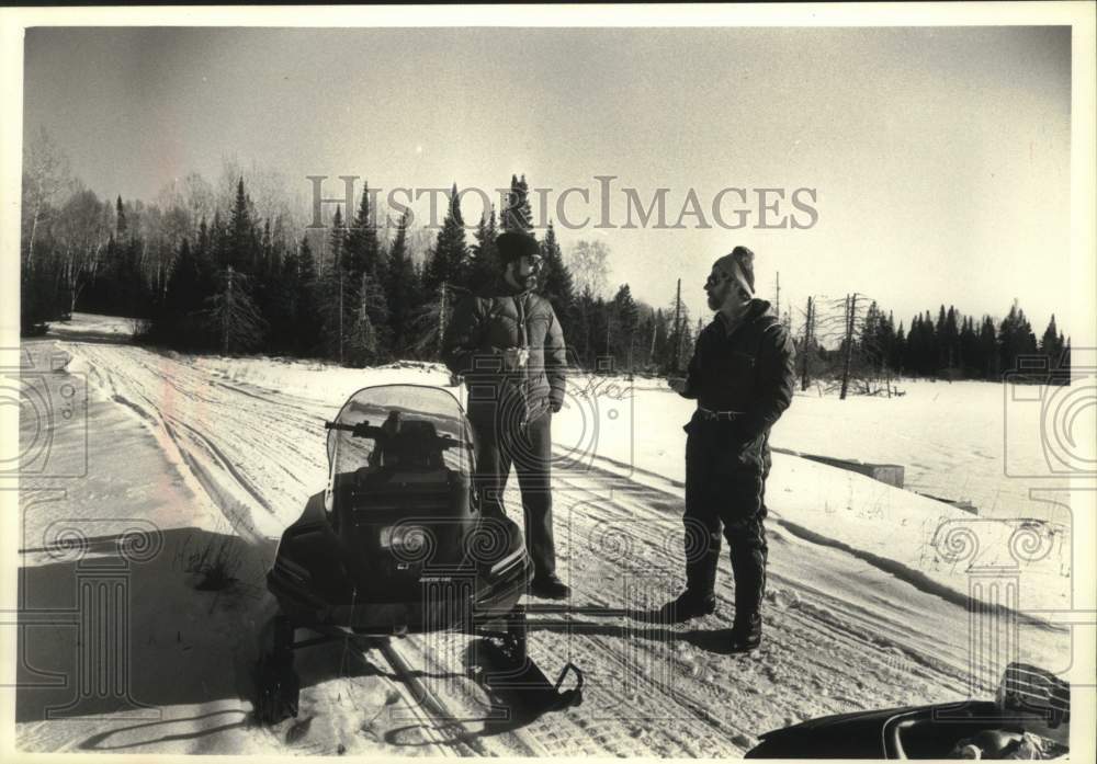 1990 Press Photo Herb Evans and Bill Heardon in Nicolet National Forest - Historic Images