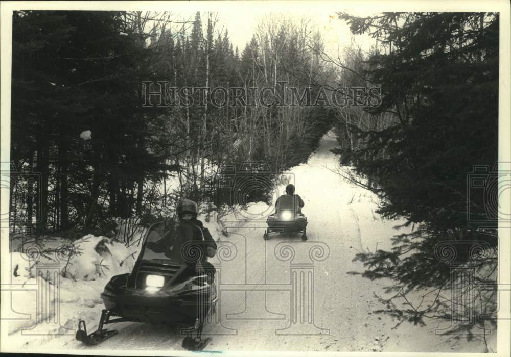 1990 Press Photo Snowmobiles near eagle river in Nicolet National Forest - Historic Images