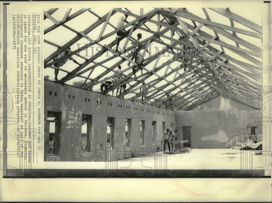1971, Workers construct secondary school roof in Onitsha, Nigeria - Historic Images