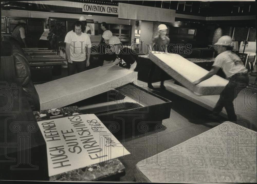 1993 Press Photo Hugh Hefner&#39;s suite furniture being moved for sale, Lake Geneva - Historic Images