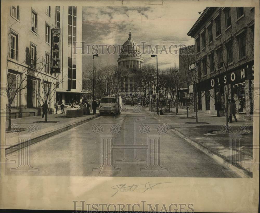 1977 Press Photo Street view approach to Capitol Square, Madison, Wisconsin - Historic Images