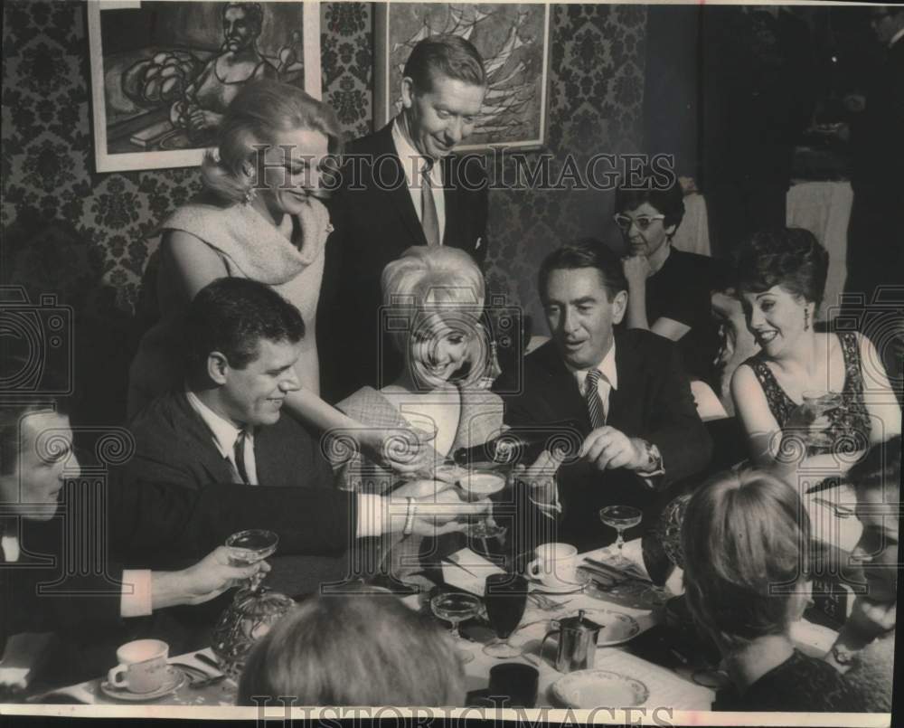 1963 Press Photo Macdonald Carey & others at Swan Theater party, Milwaukee- Historic Images