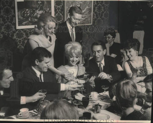 1963 Press Photo Macdonald Carey & others at Swan Theater party, Milwaukee- Historic Images