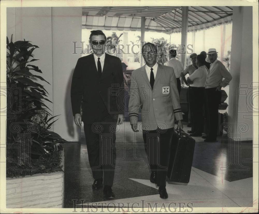 1965 Press Photo Mayor Henry Maier arriving at Hollywood Beach hotel &amp; others-Historic Images