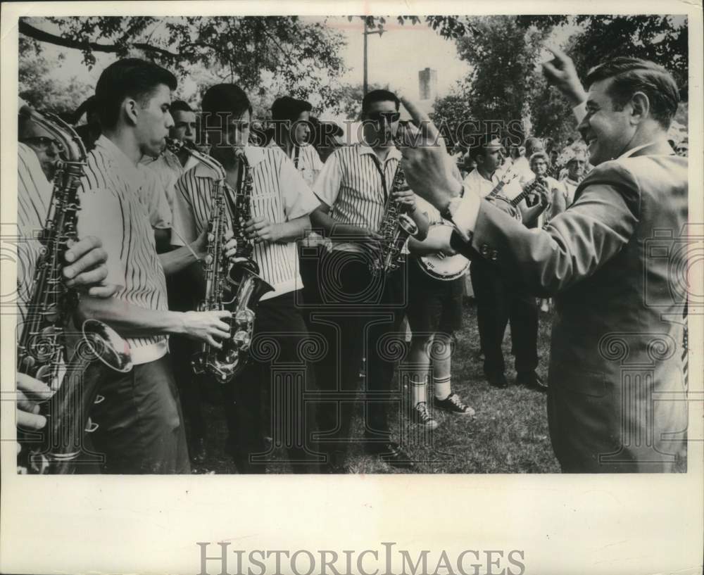 1968 Press Photo Milwaukee Mayor Henry Maier directing a band at Kosciuszko Park - Historic Images